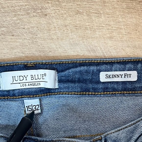 Judy Blue High Rise Distressed Cropped Skinny Fit Jeans Size 15/32 - Picture 4 of 8